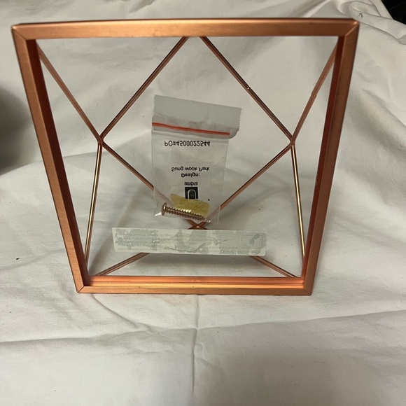 Umbra Geometric Metal Display Frame in Copper 6” square - Picture 2 of 7